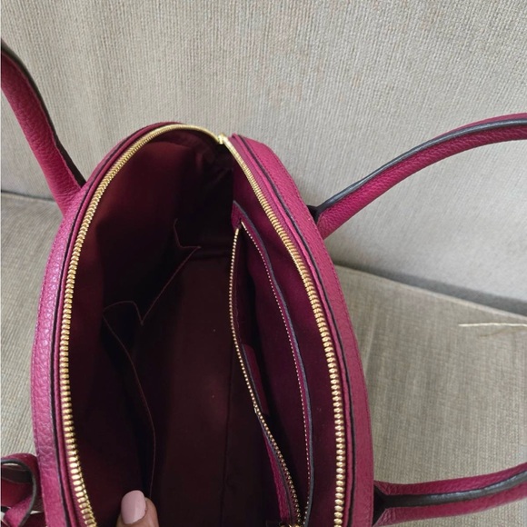 Elegant Pink Leather Handbag - Picture 2 of 3